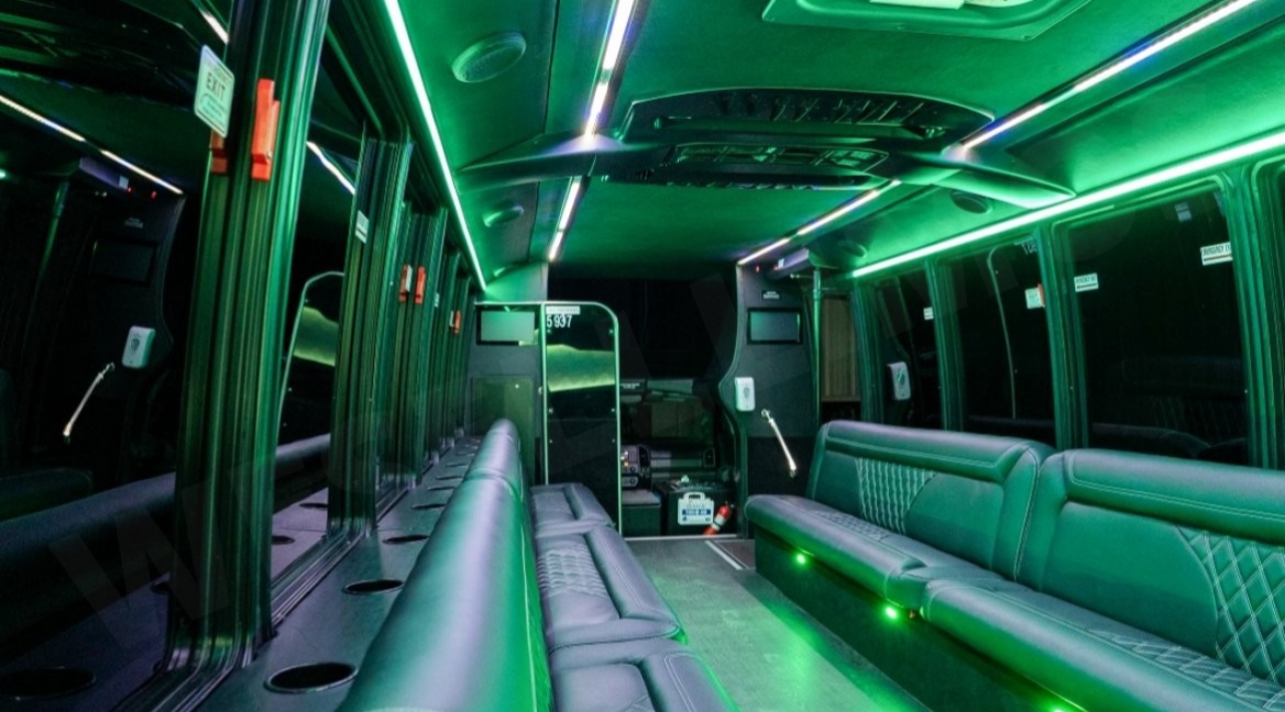 2018 Ford F-550 Limo Bus
