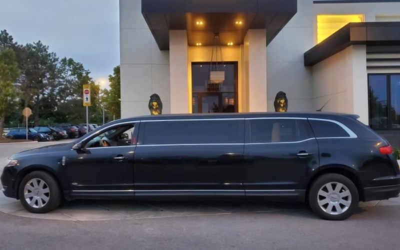 2013 Lincoln MKT Limousine