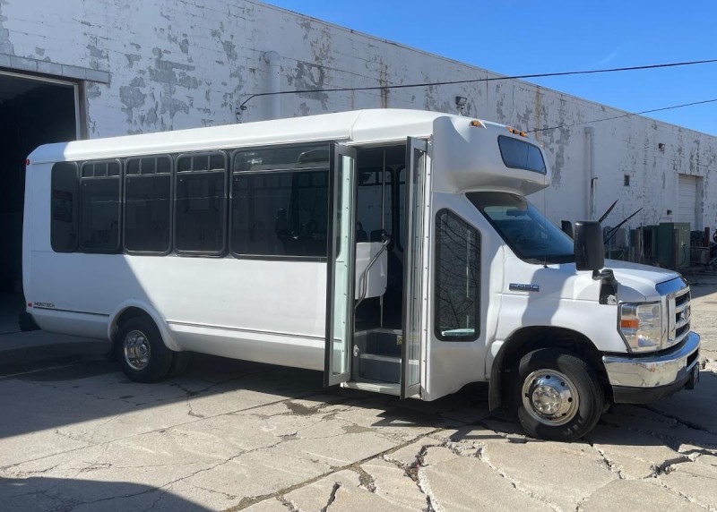 2015 Ford E-450 Shuttle Bus