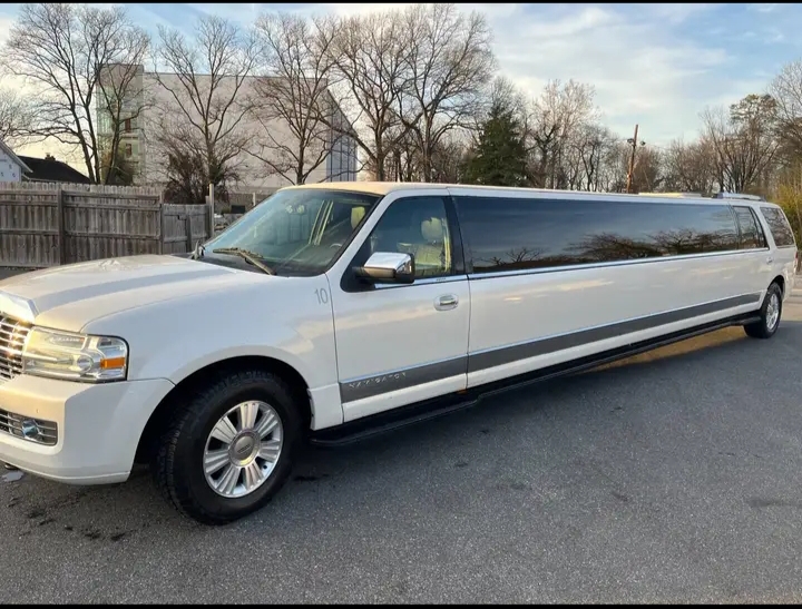 2013 Lincoln Navigator Limousine