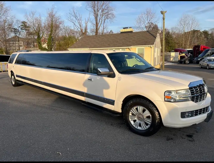 2013 Lincoln Navigator Limousine