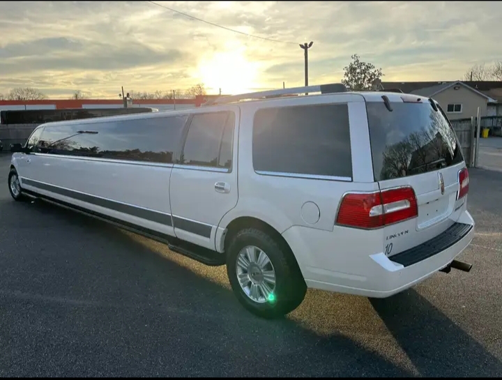 2013 Lincoln Navigator Limousine