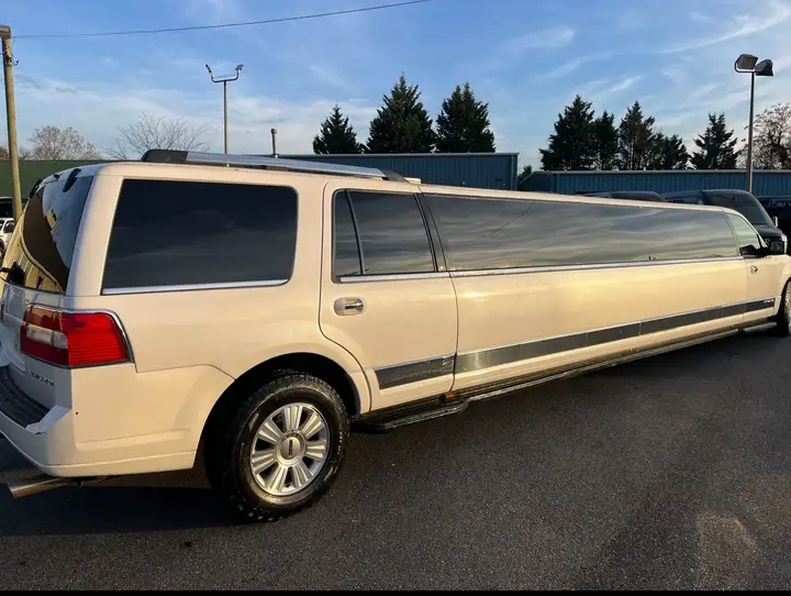 2013 Lincoln Navigator Limousine