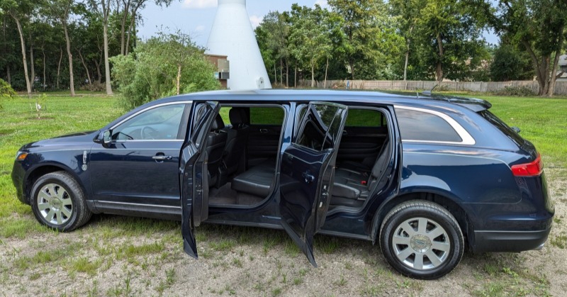 2013 Lincoln MKT Limousine