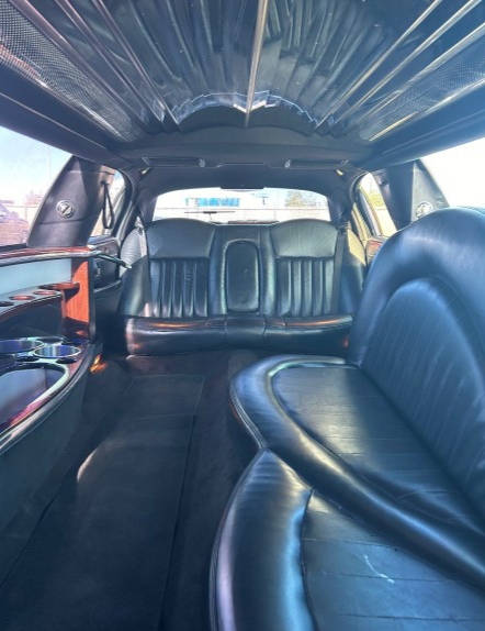 2005 Lincoln Town Car Limousine