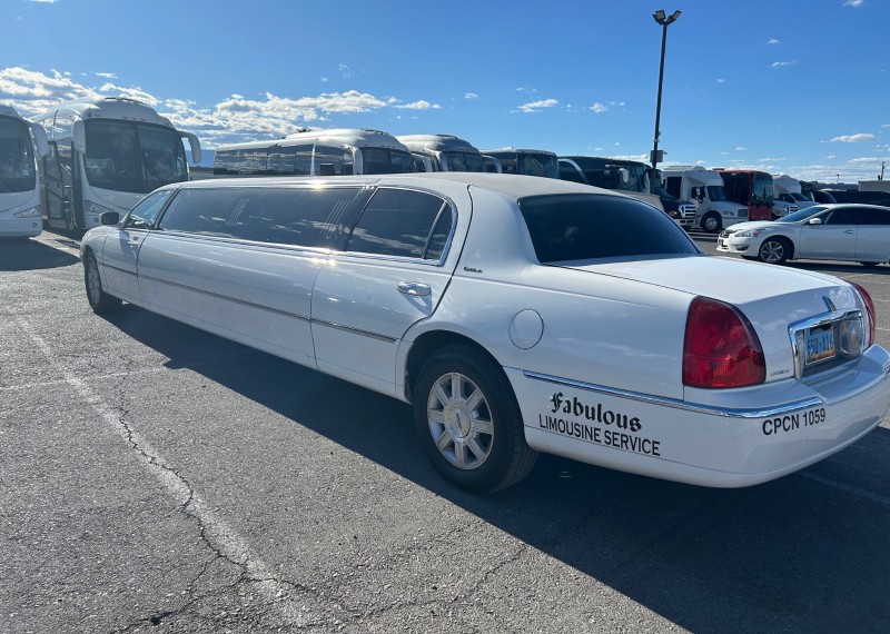 2005 Lincoln Town Car Limousine