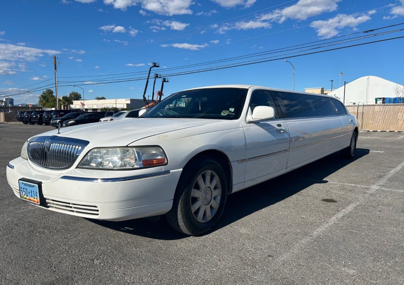 2005 Lincoln Town Car Limousine