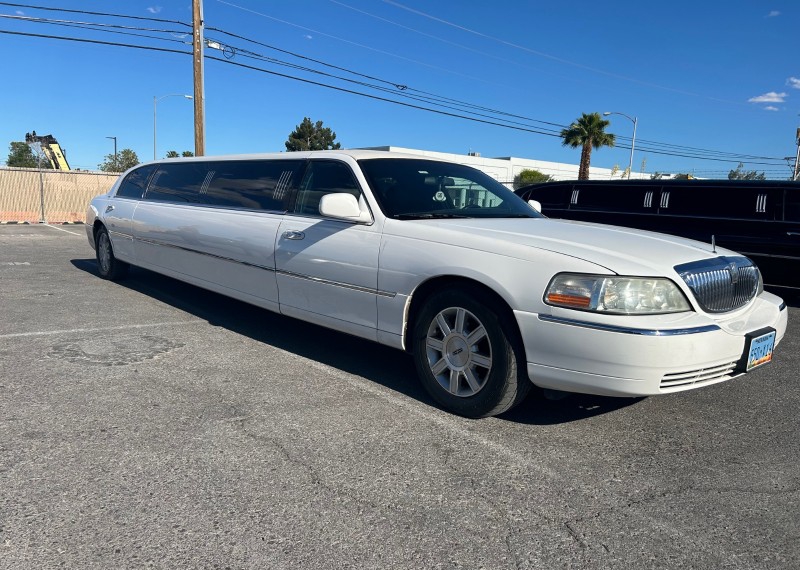2005 Lincoln Town Car Limousine