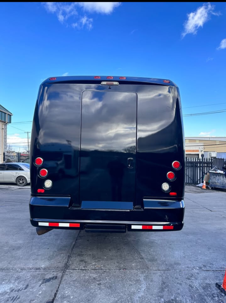 2013 Ford F-650 Shuttle Bus