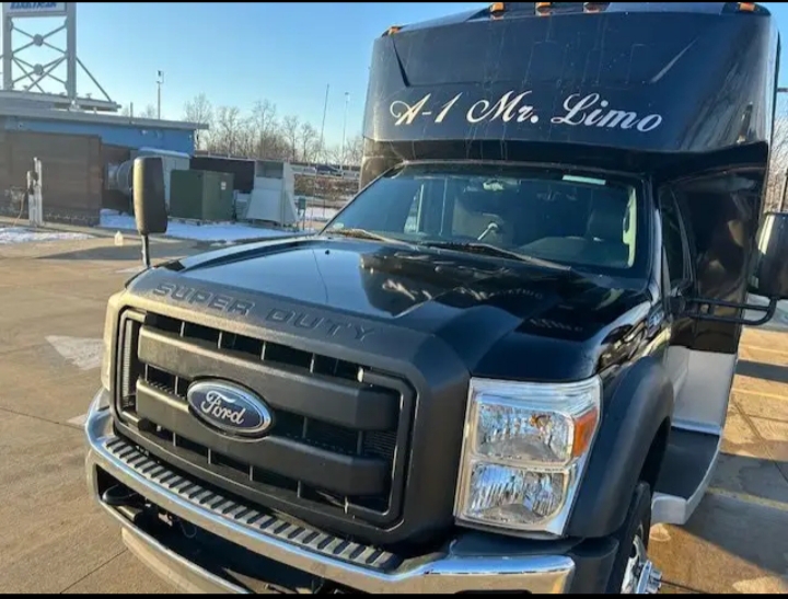 2013 Ford F-550 Limo Bus