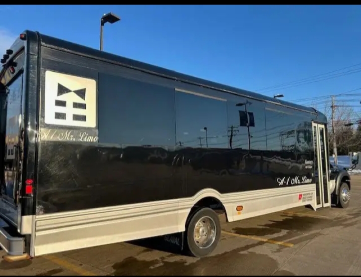 2013 Ford F-550 Limo Bus