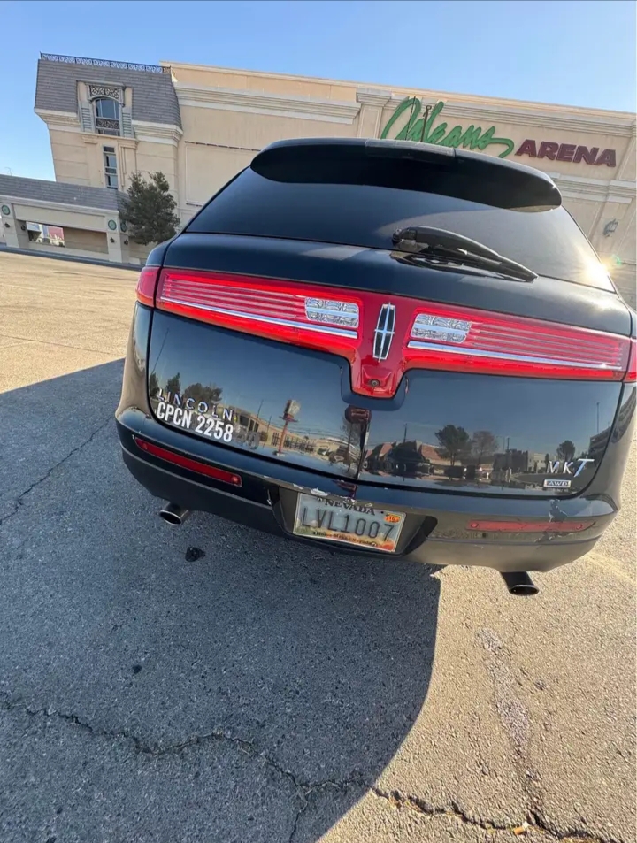 2014 Lincoln MKT Limousine