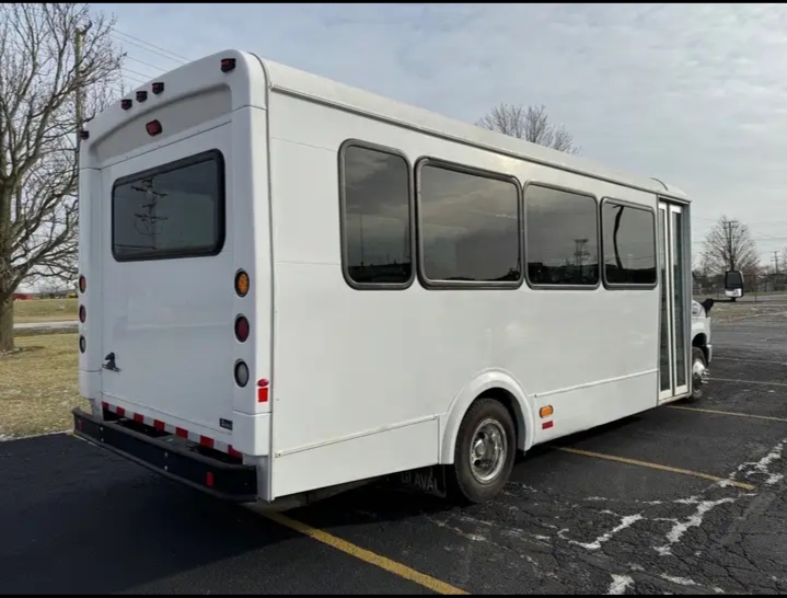 2017 Ford E-450 Shuttle Bus
