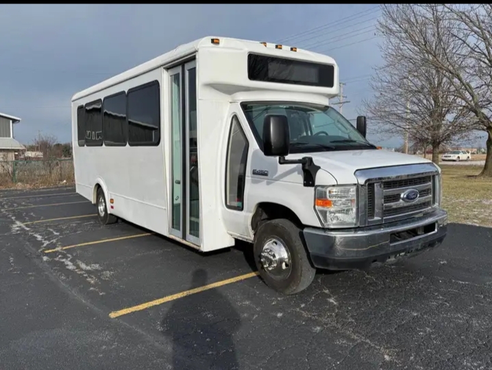 2017 Ford E-450 Shuttle Bus