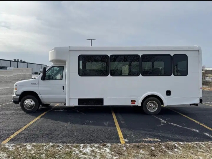 2017 Ford E-450 Shuttle Bus
