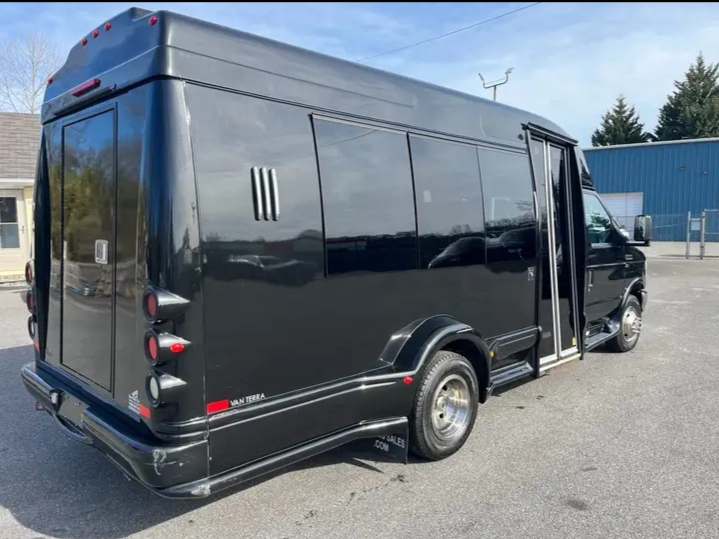 2015 Ford E-350 Shuttle Bus