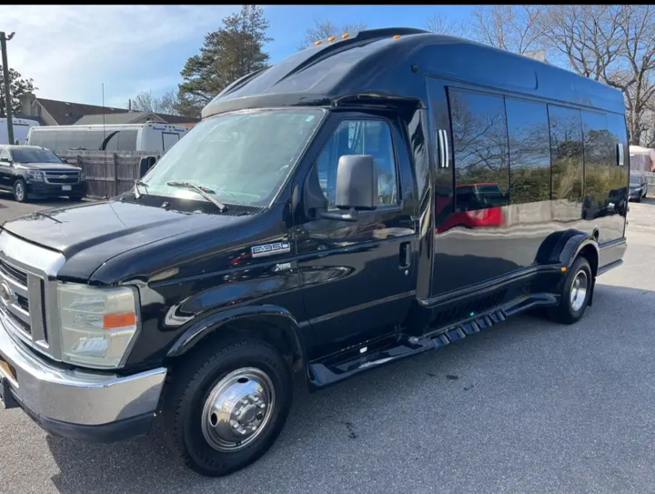 2015 Ford E-350 Shuttle Bus