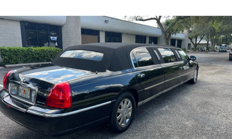 2006 Lincoln Town Car Limousine