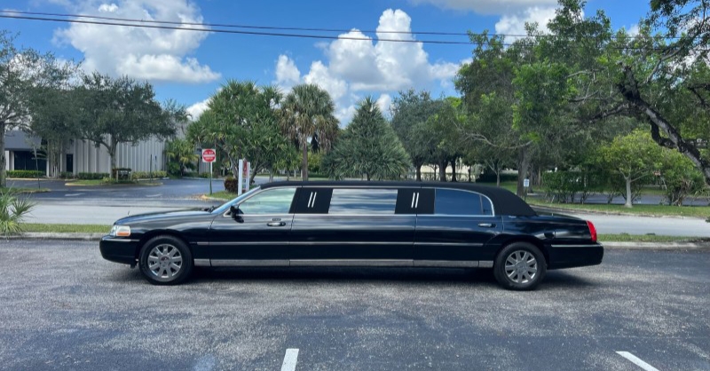 2006 Lincoln Town Car Limousine