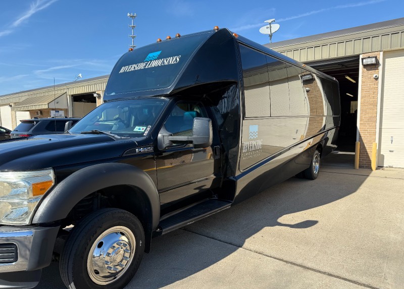 2015 Ford F-550 Shuttle Bus