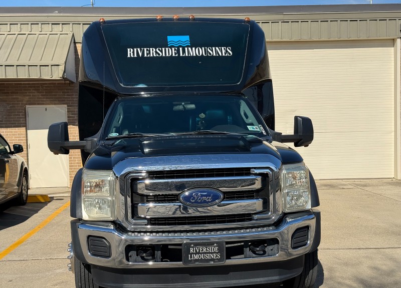 2015 Ford F-550 Shuttle Bus