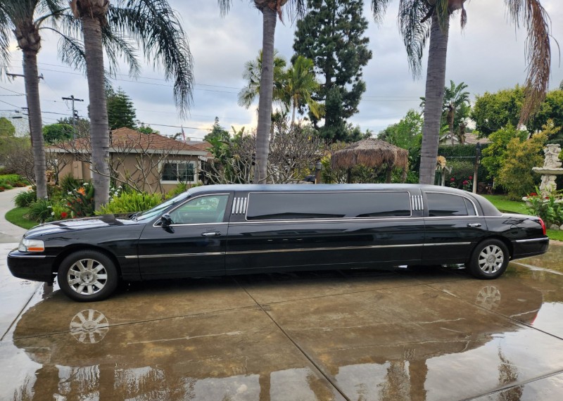 2005 Lincoln Town Car Limousine