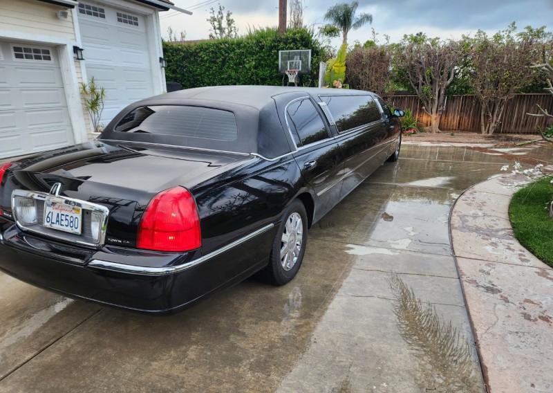 2005 Lincoln Town Car Limousine