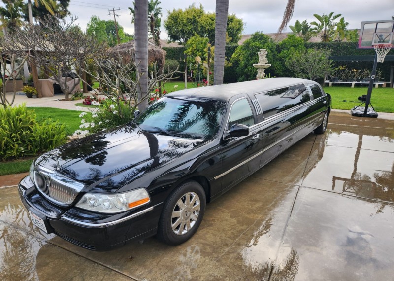 2005 Lincoln Town Car Limousine
