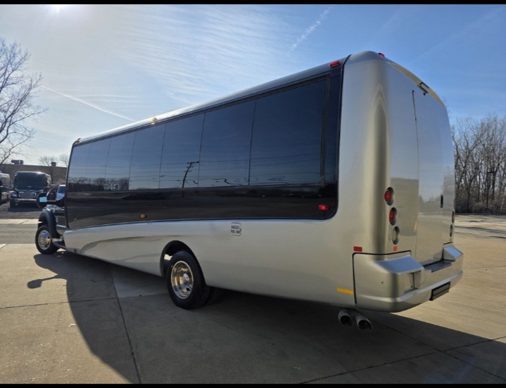 2015 Ford F-550 Limo Bus