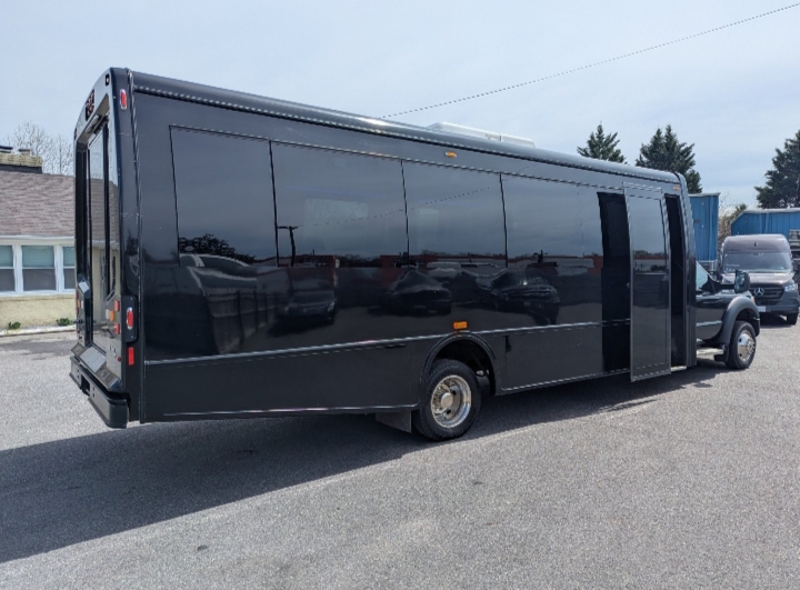 2015 Ford F-550 Limo Bus