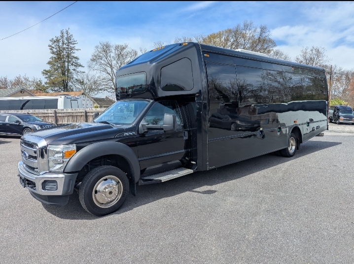 2015 Ford F-550 Limo Bus