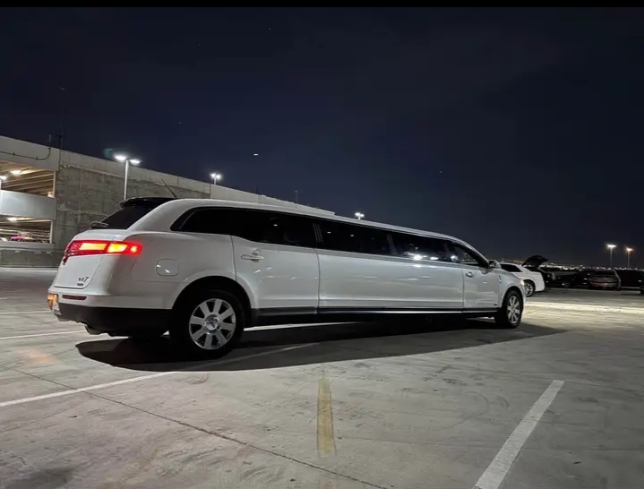 2016 Lincoln MKT Limousine