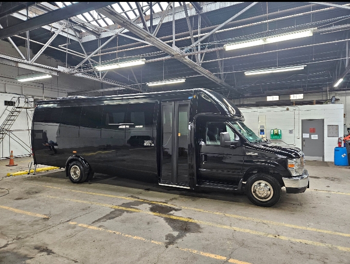 2018 Ford E-450 Limo Bus