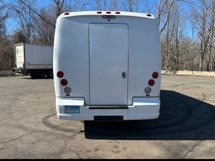 2016 Ford F-550 Limo Bus