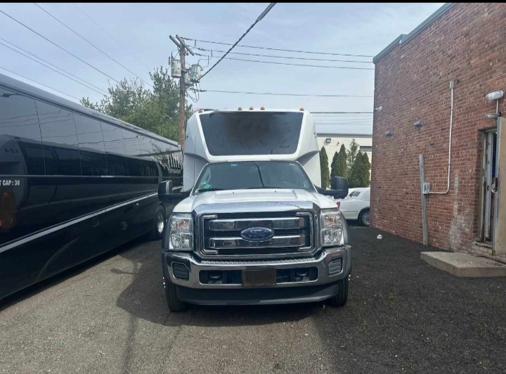 2016 Ford F-550 Limo Bus