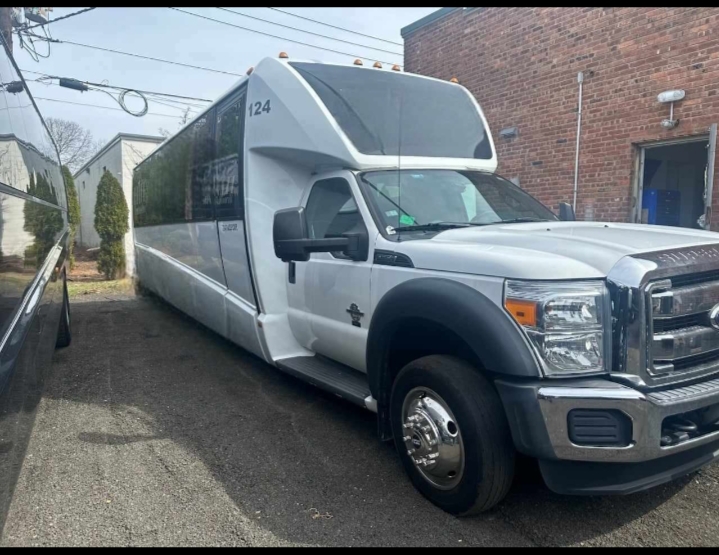 2016 Ford F-550 Limo Bus