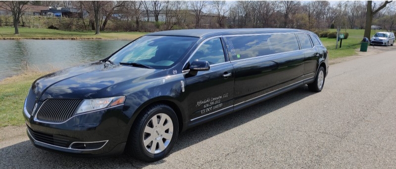 2013 Lincoln MKT Limousine