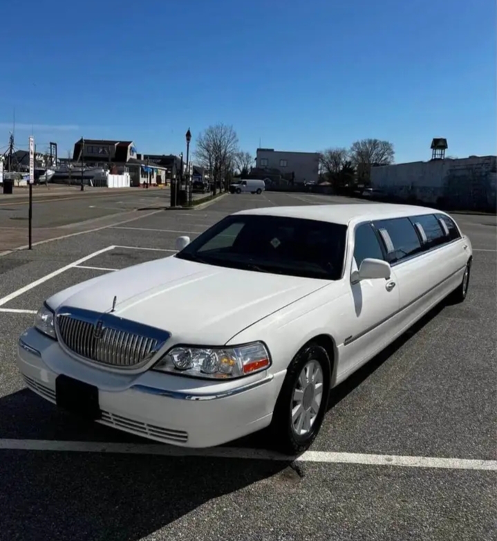 2006 Lincoln Town Car Limousine