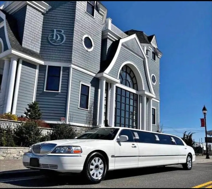 2006 Lincoln Town Car Limousine