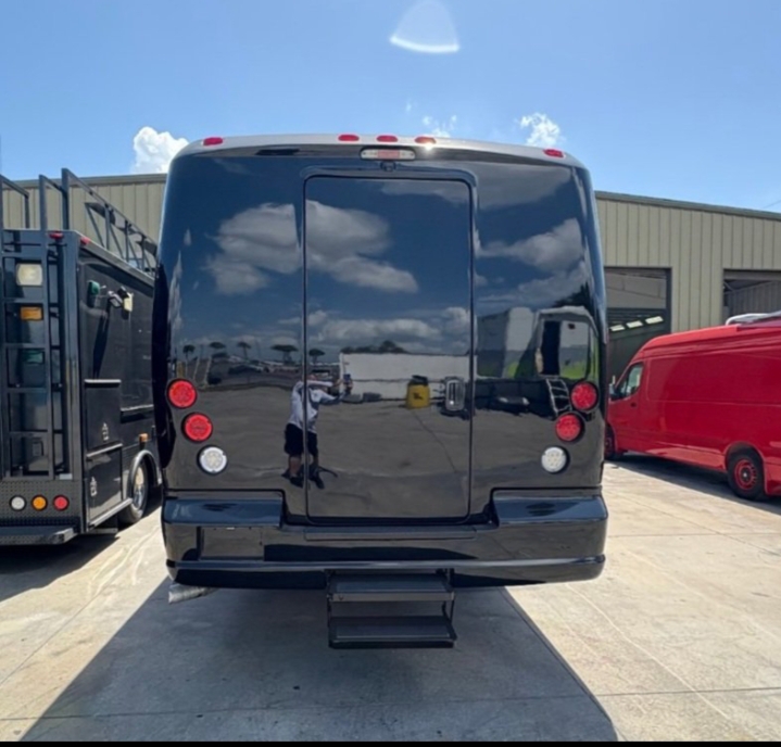 2016 Ford F-550 Shuttle Bus