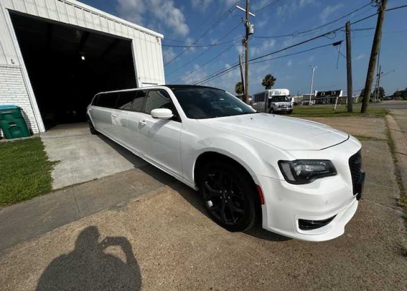 2022 Chrysler 300 Limousine