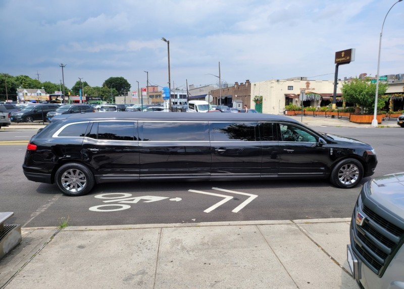 2014 Lincoln MKT Limousine