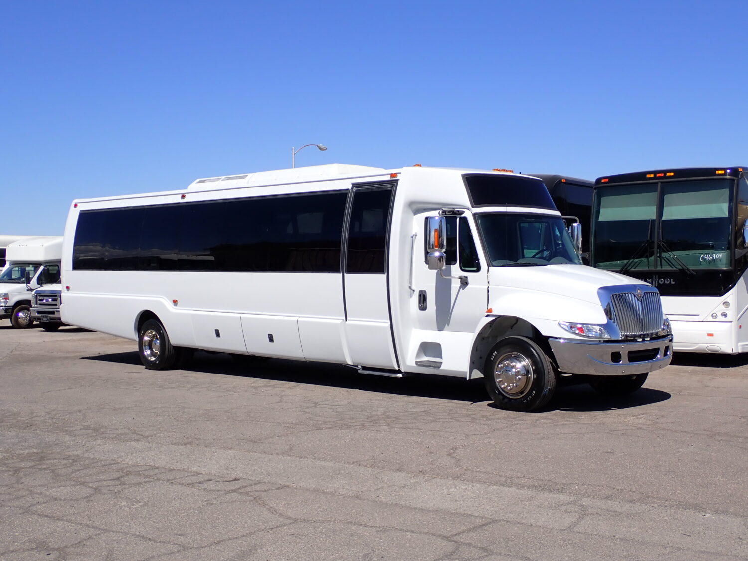 2007 International Krystal Coach K38 Shuttle Bus