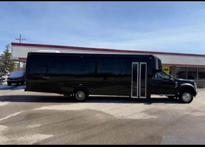 2017 Ford F-550 Shuttle Bus