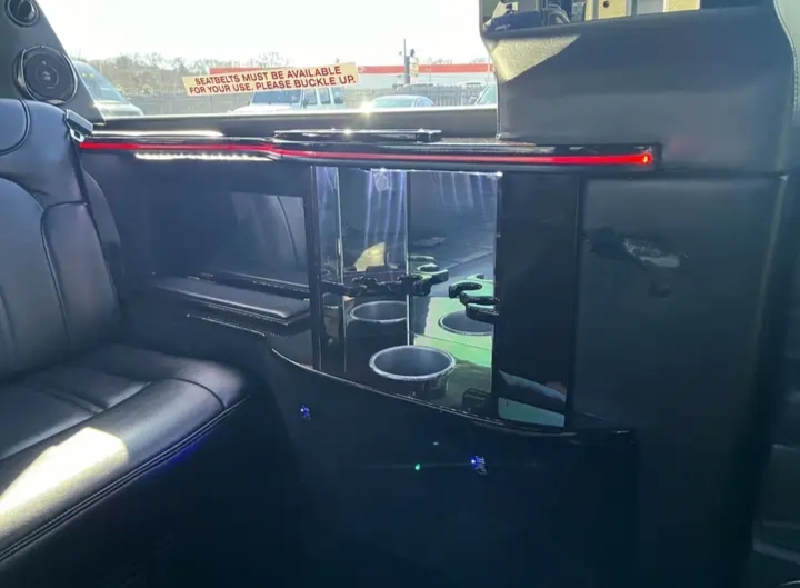 2013 Lincoln MKT Limousine