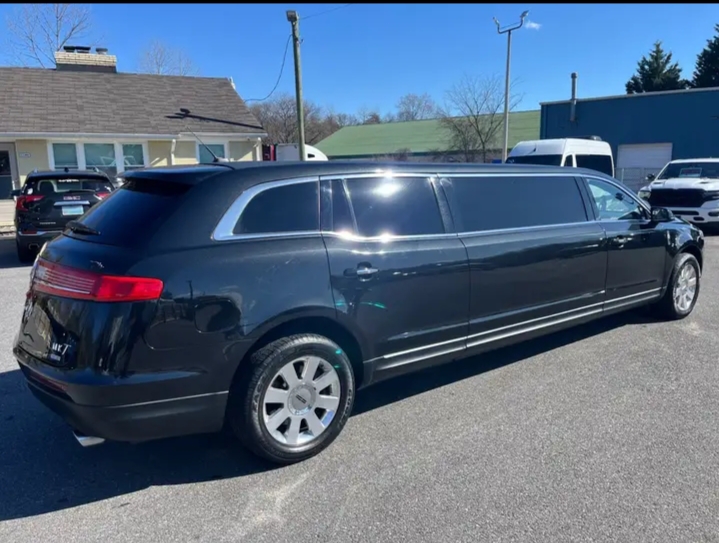 2013 Lincoln MKT Limousine