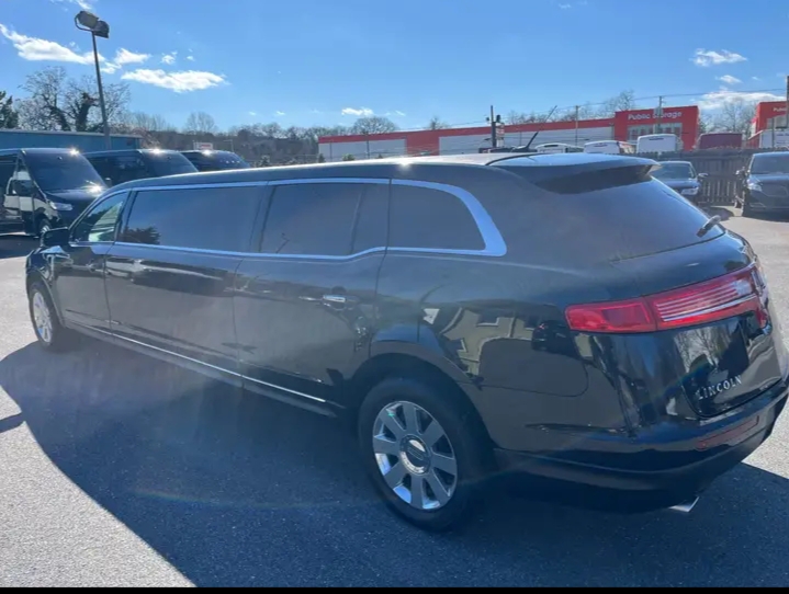 2013 Lincoln MKT Limousine
