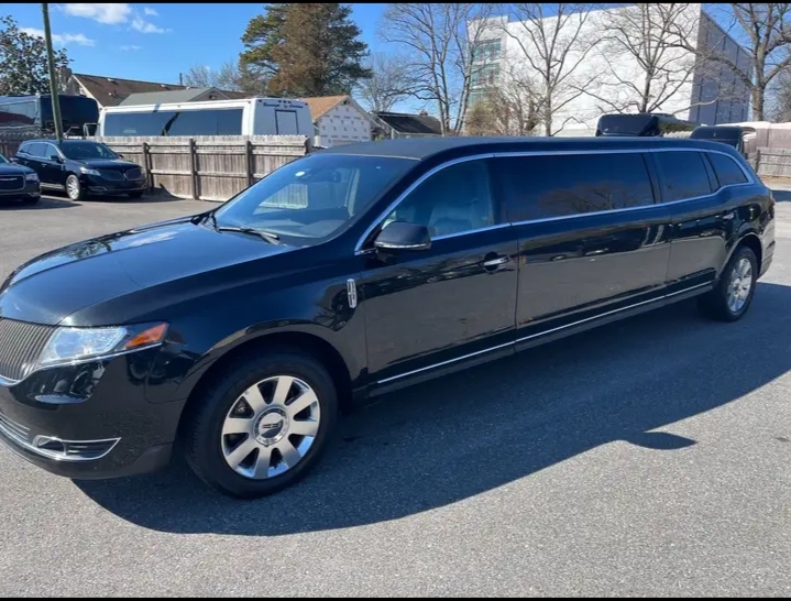 2013 Lincoln MKT Limousine