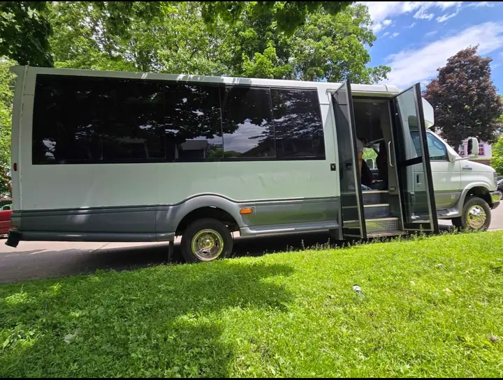 2009 Ford E-450 Shuttle Bus