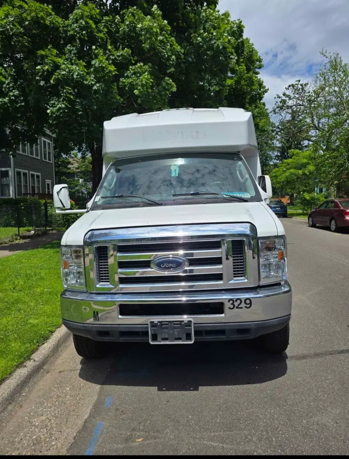 2009 Ford E-450 Shuttle Bus